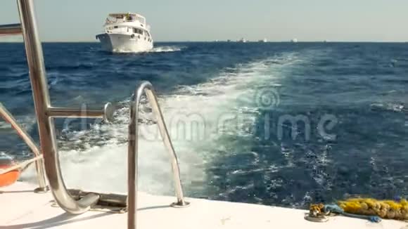 在白色游艇上航行视频的预览图