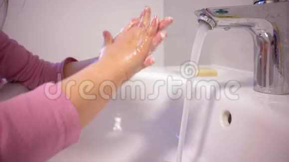 孩子用肥皂洗手视频的预览图