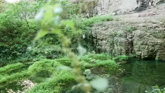 河流洞穴和自然视频的预览图