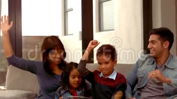 微笑的西班牙家庭举起双手高举五视频的预览图