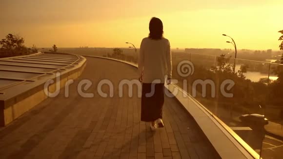 在屋顶上行走的女人视频的预览图