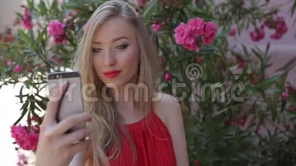 漂亮的少女把她的电话用在外面她为了一个自私视频的预览图