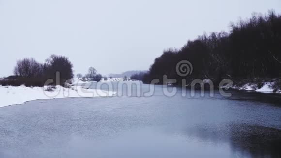 冬天的湖在野外生活视频的预览图