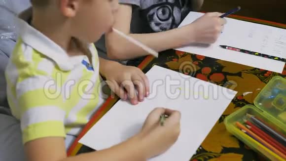 男孩和女孩画画视频的预览图
