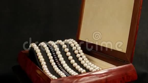 珍珠手镯棕色木盒珍珠首饰珍珠手镯在基座上装饰迷人视频的预览图