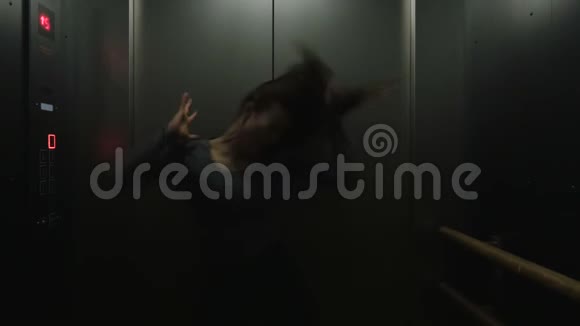 在电梯里疯狂地跳舞视频的预览图