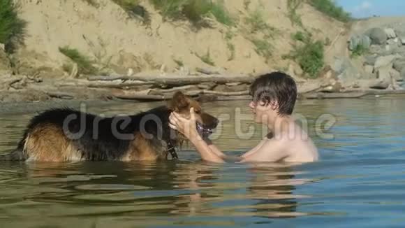在海里和狗一起洗澡的家伙视频的预览图