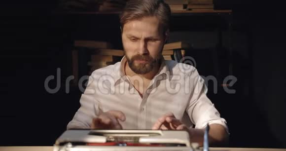 在日落时工作的男性作家视频的预览图
