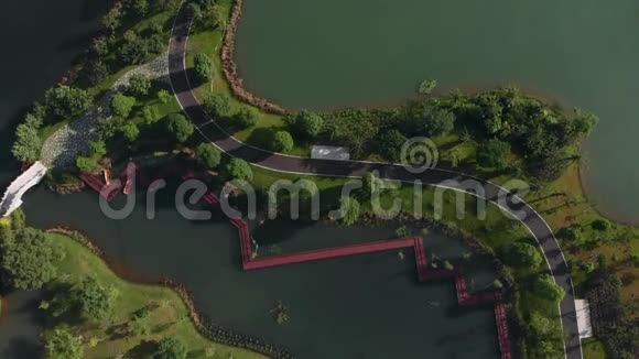 有湖泊的城市公园视频的预览图
