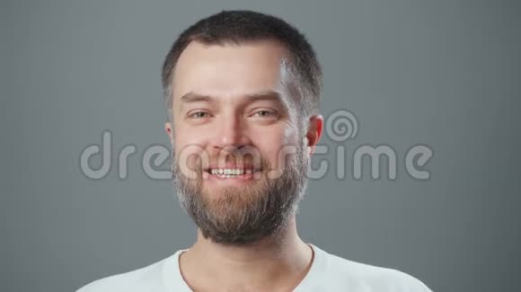 胡子笑男的视频视频的预览图