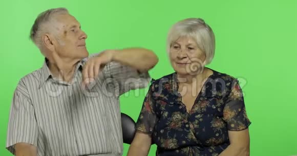 有趣的老年男女坐在一起幸福的老家庭概念视频的预览图
