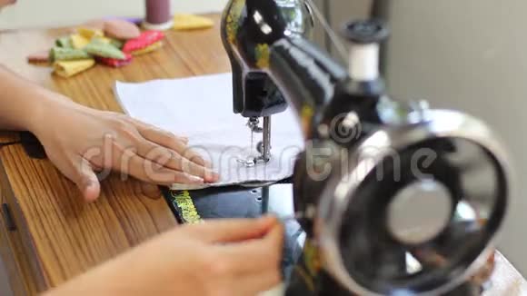 复古风格手工缝纫机视频的预览图