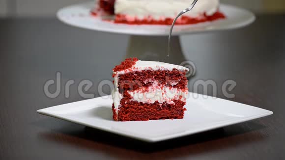 吃切片美味的红丝绒蛋糕视频的预览图