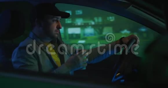 睡觉的人开车时喝酒视频的预览图