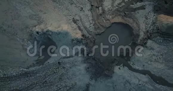 俯视泥火山和月球景观视频的预览图