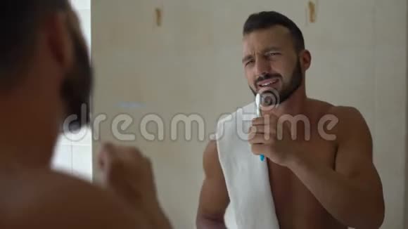 无忧无虑的男人用牙刷像麦克风一样唱歌粉碎梦想爱好视频的预览图