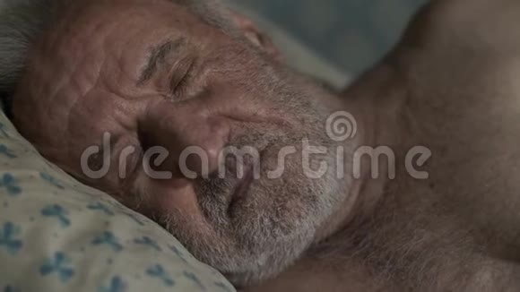 悲伤的老人醒了视频的预览图
