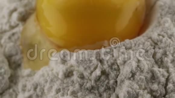 面粉和蛋黄视频的预览图