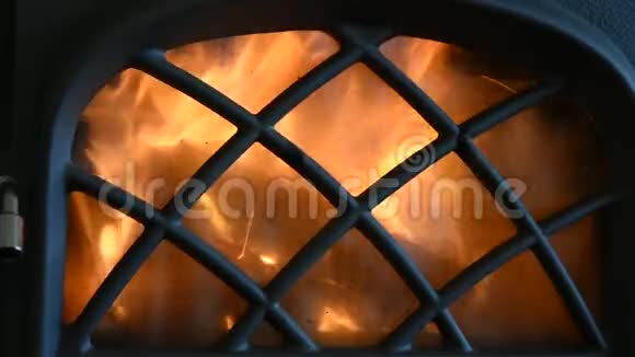 现代家庭的壁炉视频的预览图