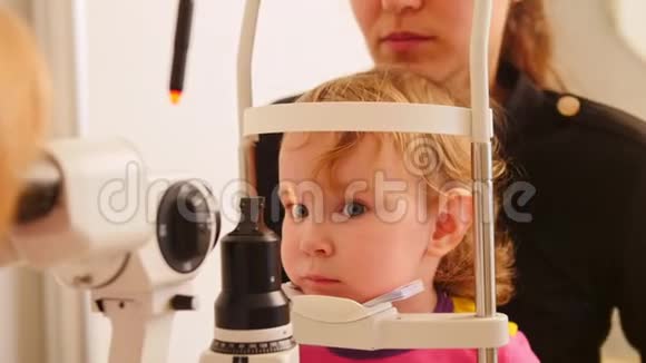 儿童保健眼科医生检查小女孩的视力视频的预览图