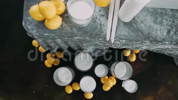 柠檬在地板上柠檬在桌子上视频的预览图