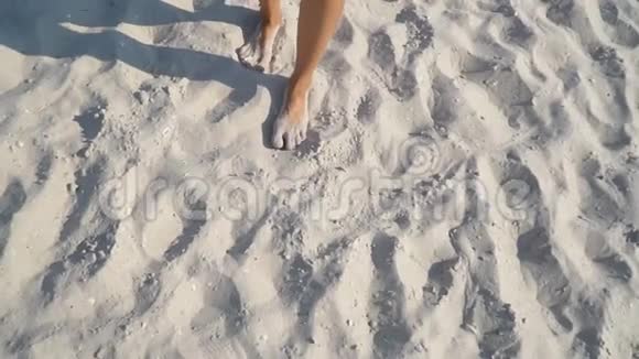 一个女孩在沙滩上行走视频的预览图