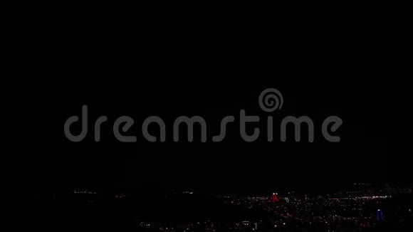 城市上空的闪电视频的预览图