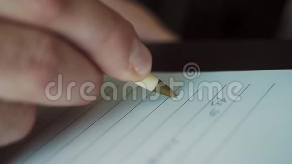 一个人在日记里记笔记视频的预览图