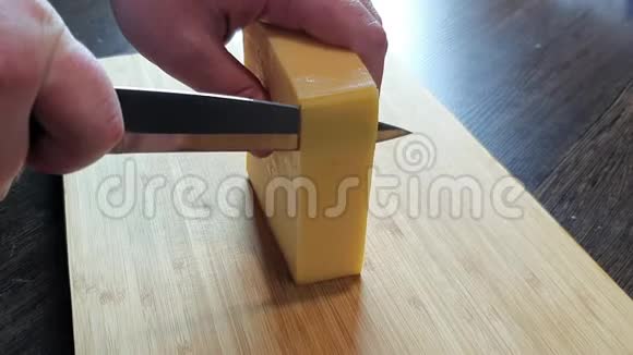 一个男人用刀切奶酪视频的预览图