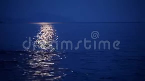海面上的月球轨道视频的预览图