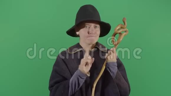女魔术师不用手指视频的预览图