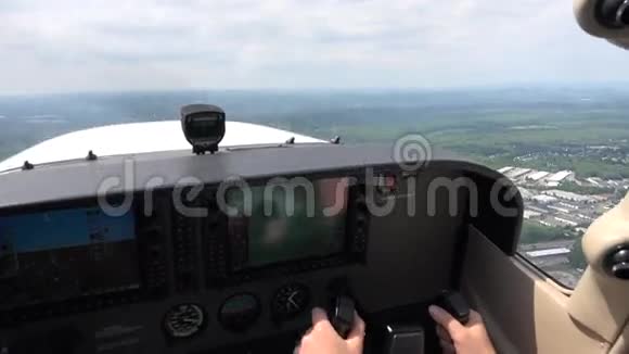 飞机驾驶舱飞行员仪器导航视频的预览图