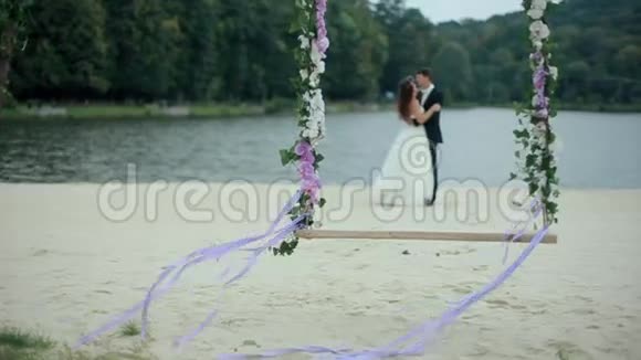 与已婚夫妇在西索举行婚礼视频的预览图