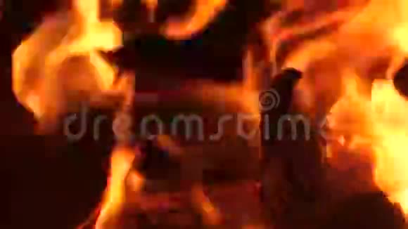 原木木材燃烧器特写视频的预览图