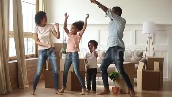 快乐的非洲家庭父母和孩子跳舞庆祝新年视频的预览图