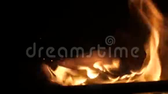 原木木材燃烧器特写视频的预览图
