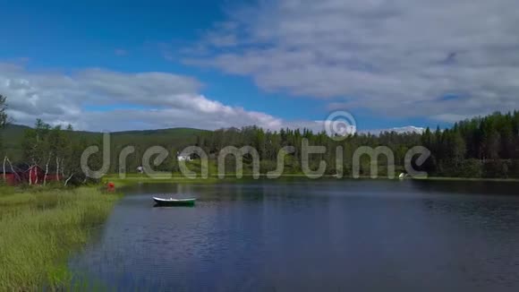 飞过一个湖和一片森林视频的预览图