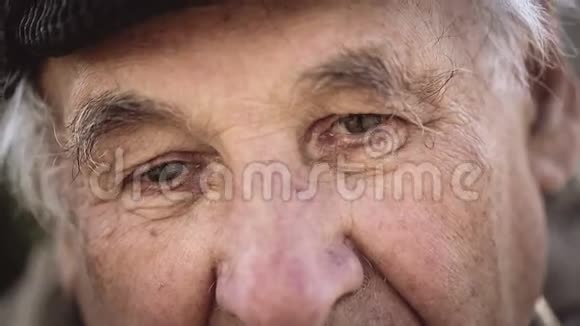 老人画像悲伤的老人看着摄像机视频的预览图