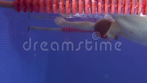 这位专业游泳运动员在水下转弯用脚从墙上推下来视频的预览图