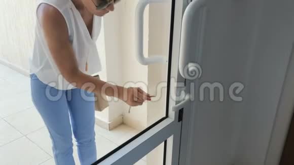 女人用钥匙开门视频的预览图
