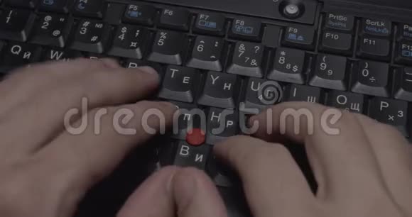 男人正在键盘上打字视频的预览图