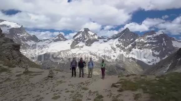 在阿尔卑斯山口的游客视频的预览图