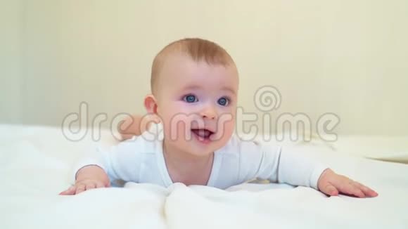 穿白衣服的婴儿躺在白床板上视频的预览图