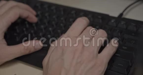 男人正在键盘上打字视频的预览图