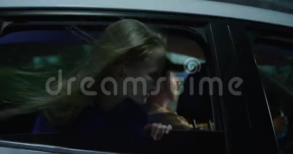 从车窗里探出来的女孩视频的预览图
