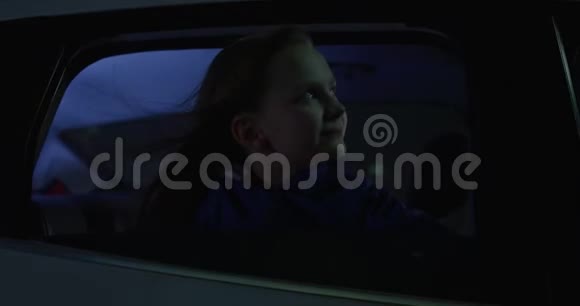 从车窗里探出来的女孩视频的预览图