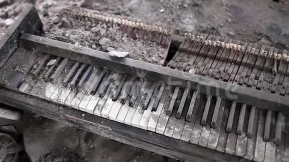 战争的破钢琴曲视频的预览图