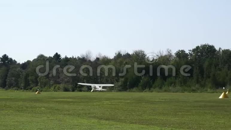 单发机机从草地跑道起飞视频的预览图
