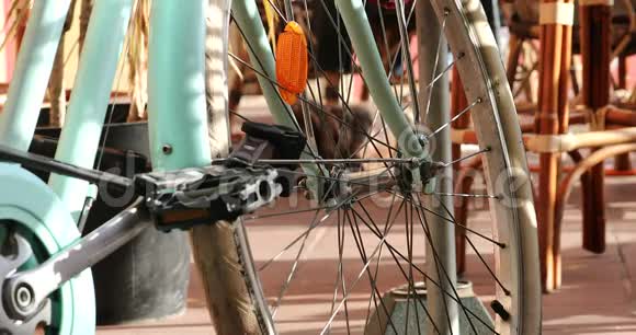 绿松石自行车之轮视频的预览图