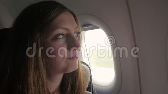在飞机起飞前的女孩视频的预览图